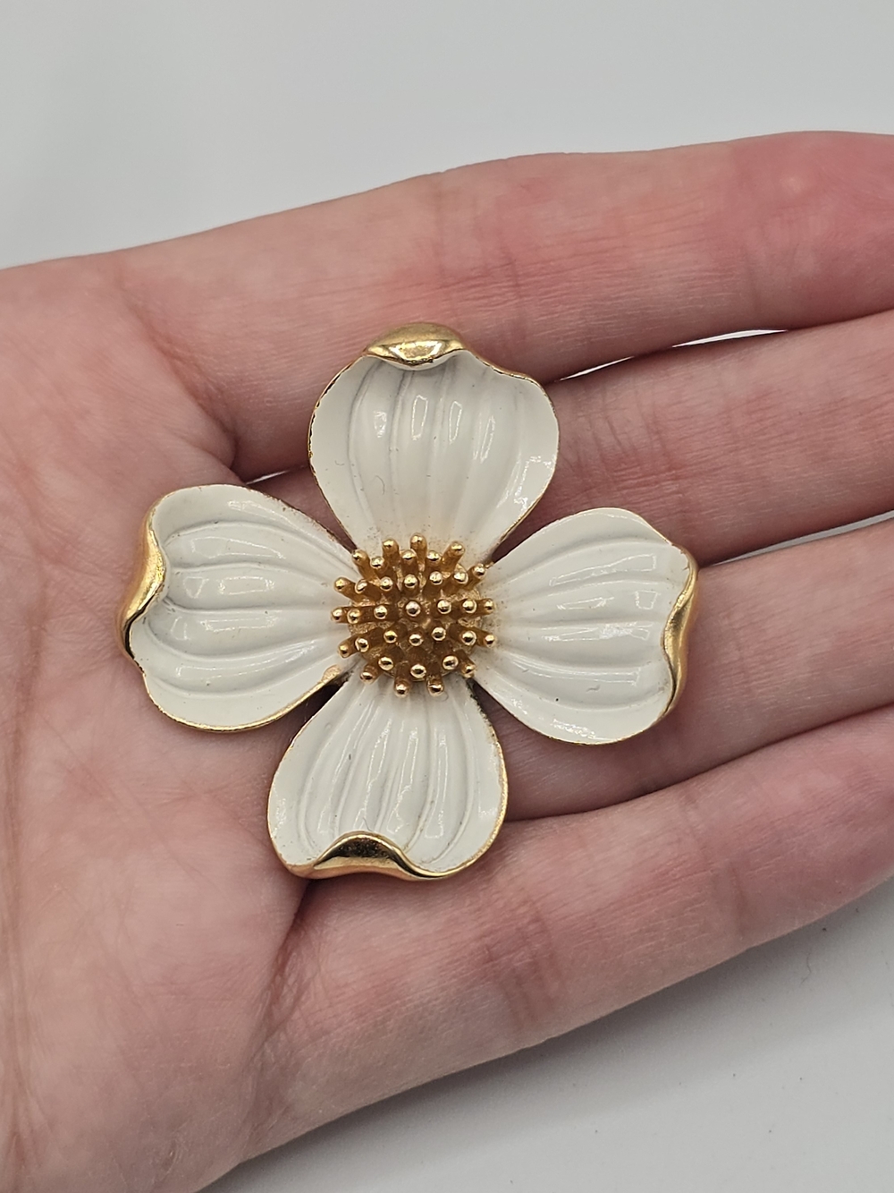 Vintage Crown Trifari White Enamel Dogwood Flower Gold Tone Brooch Pin 1.75"
